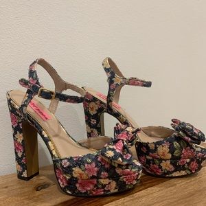 Like New Condition-  Betsey Johnson floral heels